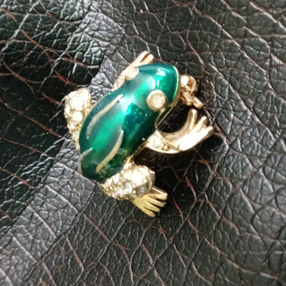Vintage fashion frog brooch